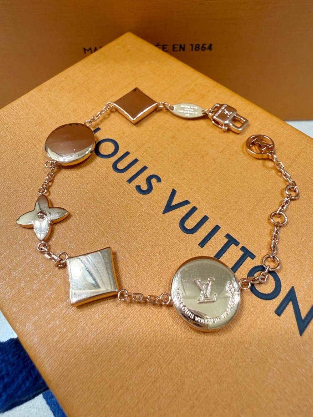 Louis Vuitton Color Blossom Bracelet, Pink Gold Tone, White Mother-of-Pearl - Picture 5 of 10